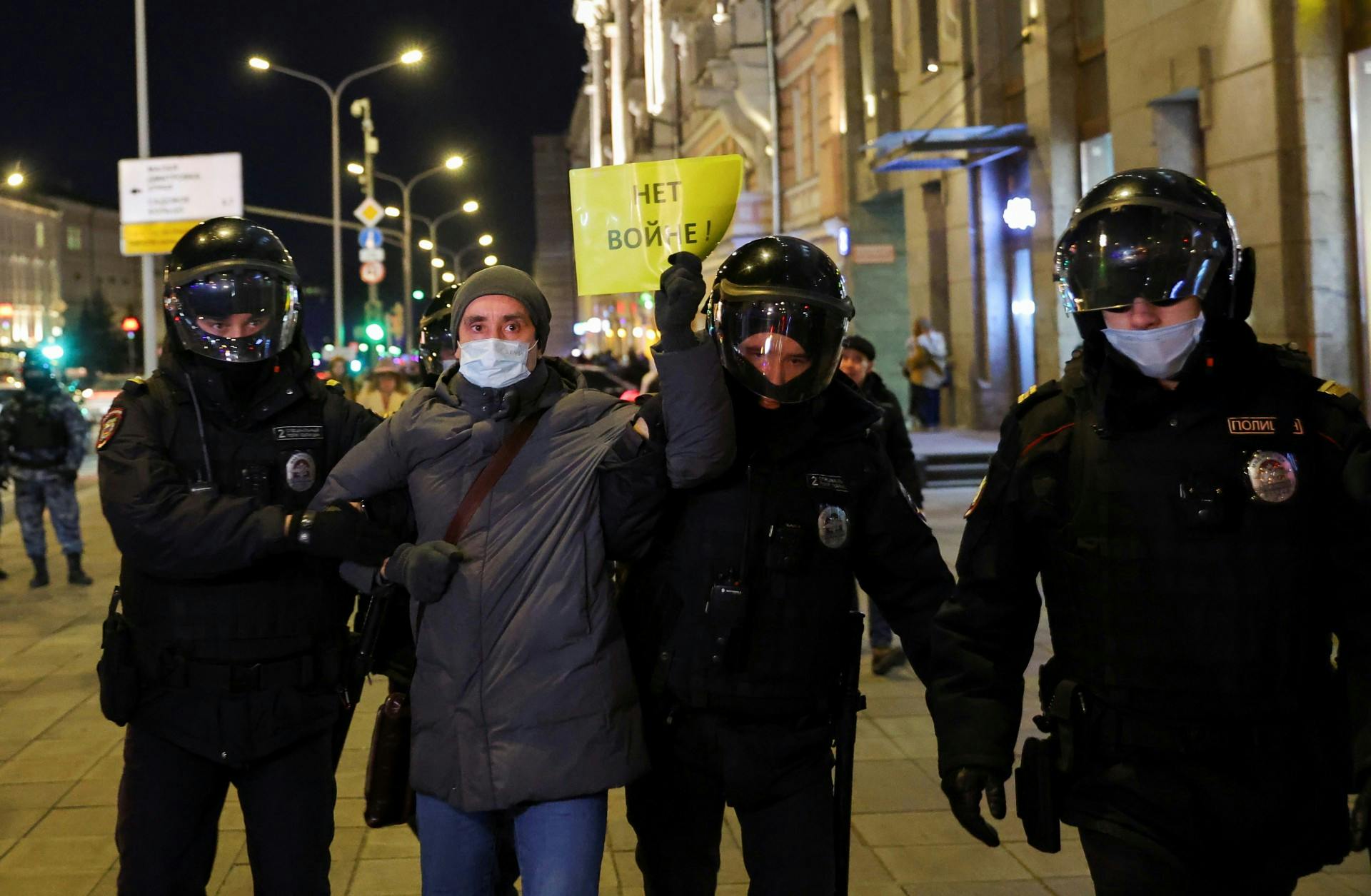 Против войны новости. Протесты в Москве. Полиция ночью. Протесты в Украине. Протестующие в России.
