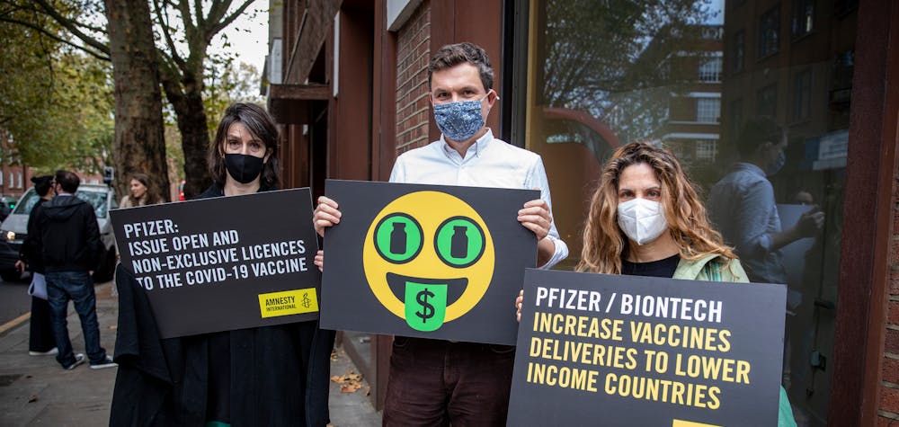 Des militants d'Amnesty International demandent à Pfizer et à Bionetch de contribuer à mettre fin aux inégalités en matière de vaccins en augmentant la disponibilité de leurs produits dans les pays à faibles revenus, Londres, Royaume-Uni, 9 novembre 2021