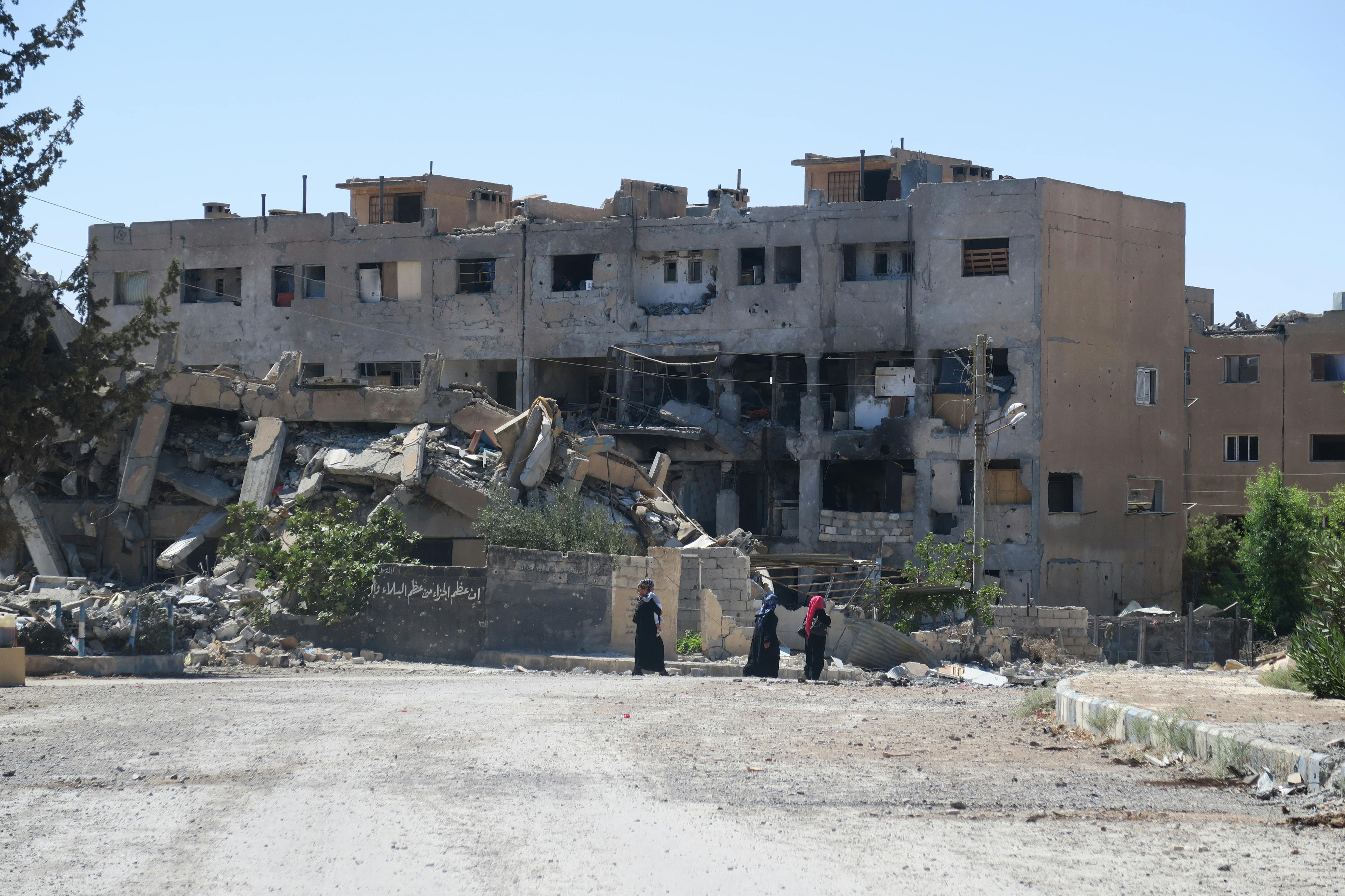 Familles cherchant refuge dans des bâtiments détruits par les combats à proximité de Raqqa