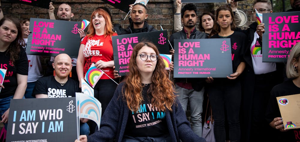 Des membres et sympathisants d'Amnesty International au Royaume-Uni présentent une pétition à l'ambassade de Russie à Londres, au Royaume-Uni, le 17 mai 2019. Des sympathisants d'Amnesty International ont été rejoints par des membres de Stonewall pour présenter une pétition avec plus de 65 000 signatures, appelant le président Poutine à enquêter sur les attaques et l'enlèvement de Les personnes LGBTI en Tchétchénie.