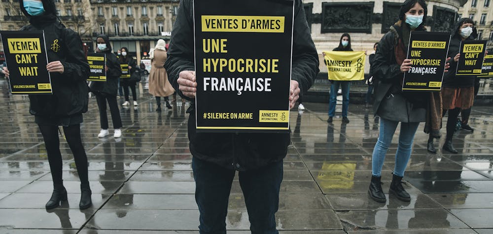 Mobilisation de nos militants sur la place de la République à Paris pour dénoncer les ventes d'armes illégales de la France 