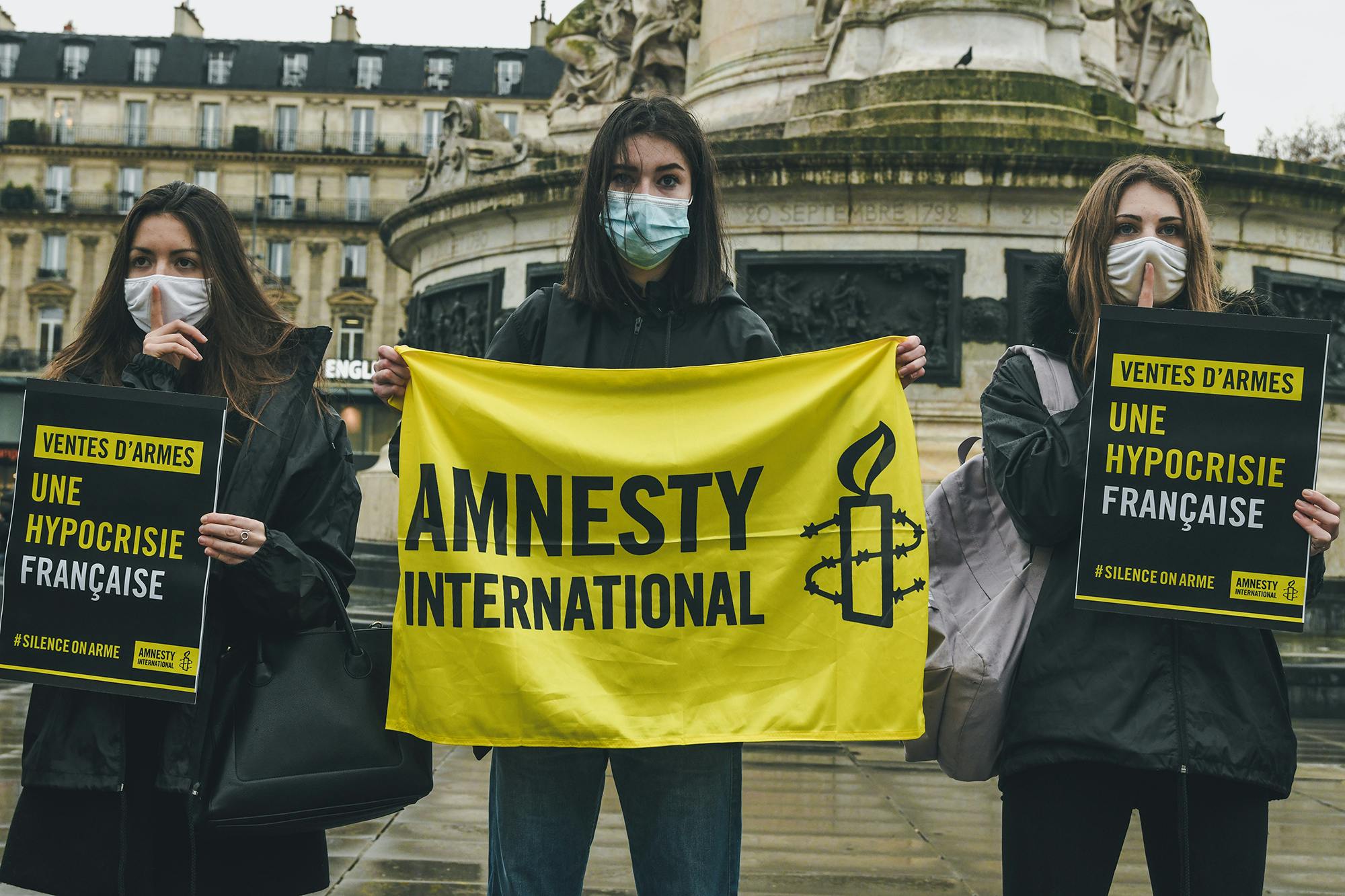 Mobilisation sur la place de la République à Paris pour dénoncer les ventes illégales d'armes de la France