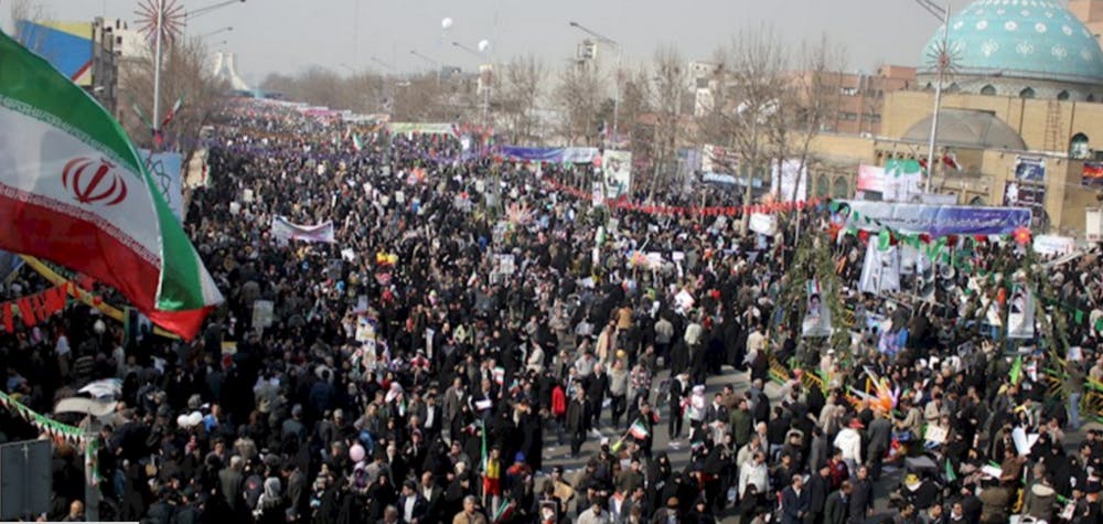 Foule et drapeau iranien