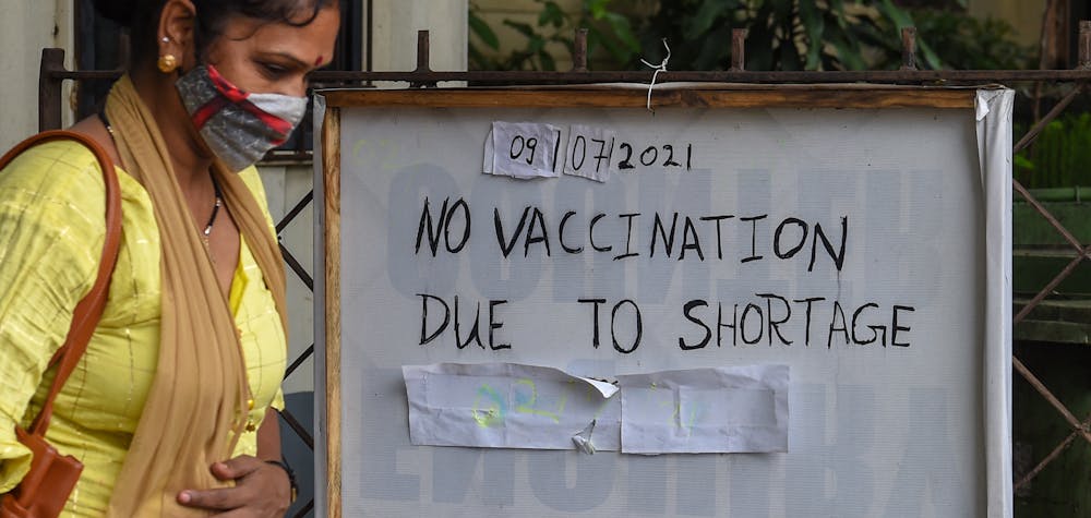 Une femme passe devant l'entrée d'un centre de vaccination fermé en raison d'une rupture de stock du vaccin contre le Covid-19, à Mumbai, le 9 juillet 2021 © PUNIT PARANJPE / AFP