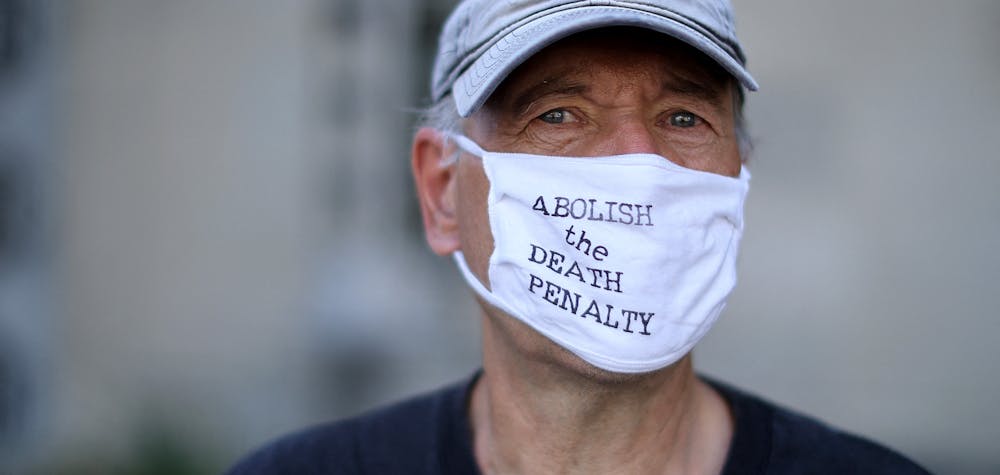 Les militants anti-peine de mort Art Laffin, de Journey of Hope, manifestent devant le bâtiment Robert F. Kennedy du ministère américain de la Justice, le 13 juillet 2020 à Washington, DC.