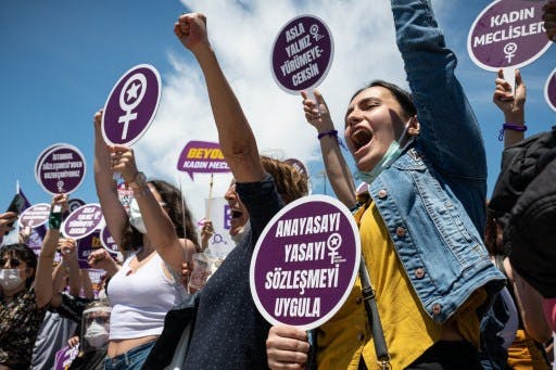 Des femmes marchent contre la sortie de la Turquie de la Convention d'Istanbul, 2021 