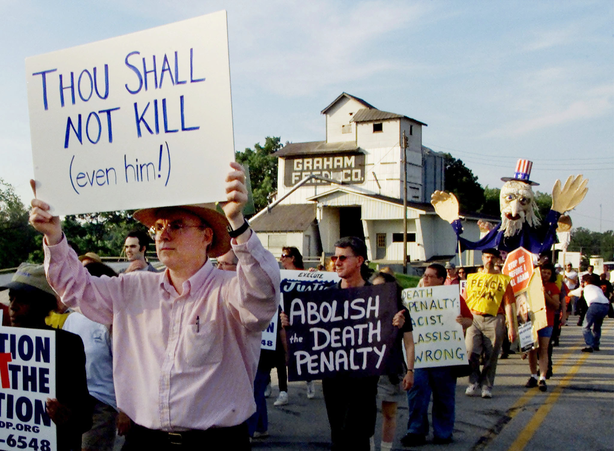 9131ad3b-02a1-4f52-8de8-08c55ec111bc_2001-06-11T120000Z_700481945_PBEAHULAMCQ_RTRMADP_3_MCVEIGH.JPG?auto=compress,format&rect=0,526,2048,975&w=1680&h=800