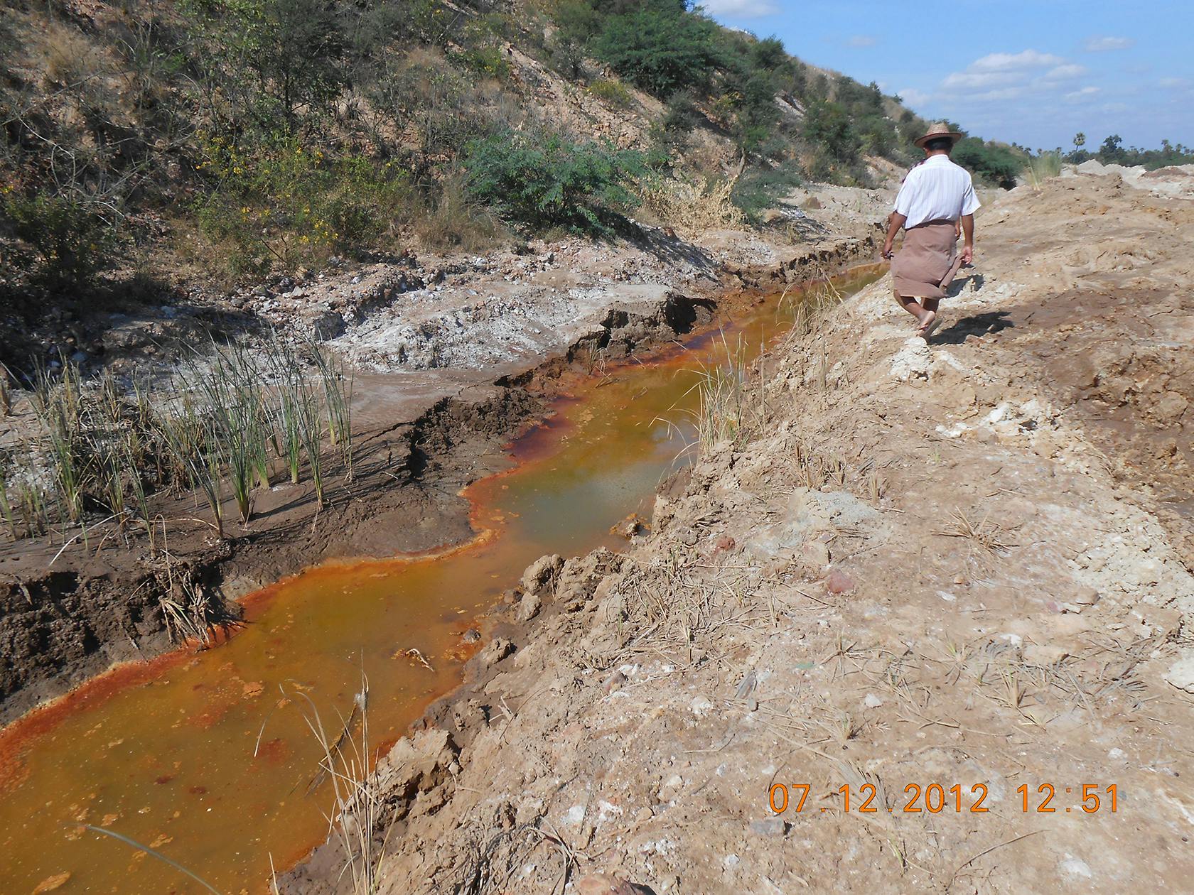 Un canal de drainage contenant des eaux colorées que les villageois disent provenir de la mine Sabetaung et Kyisintaung - décembre 2012
