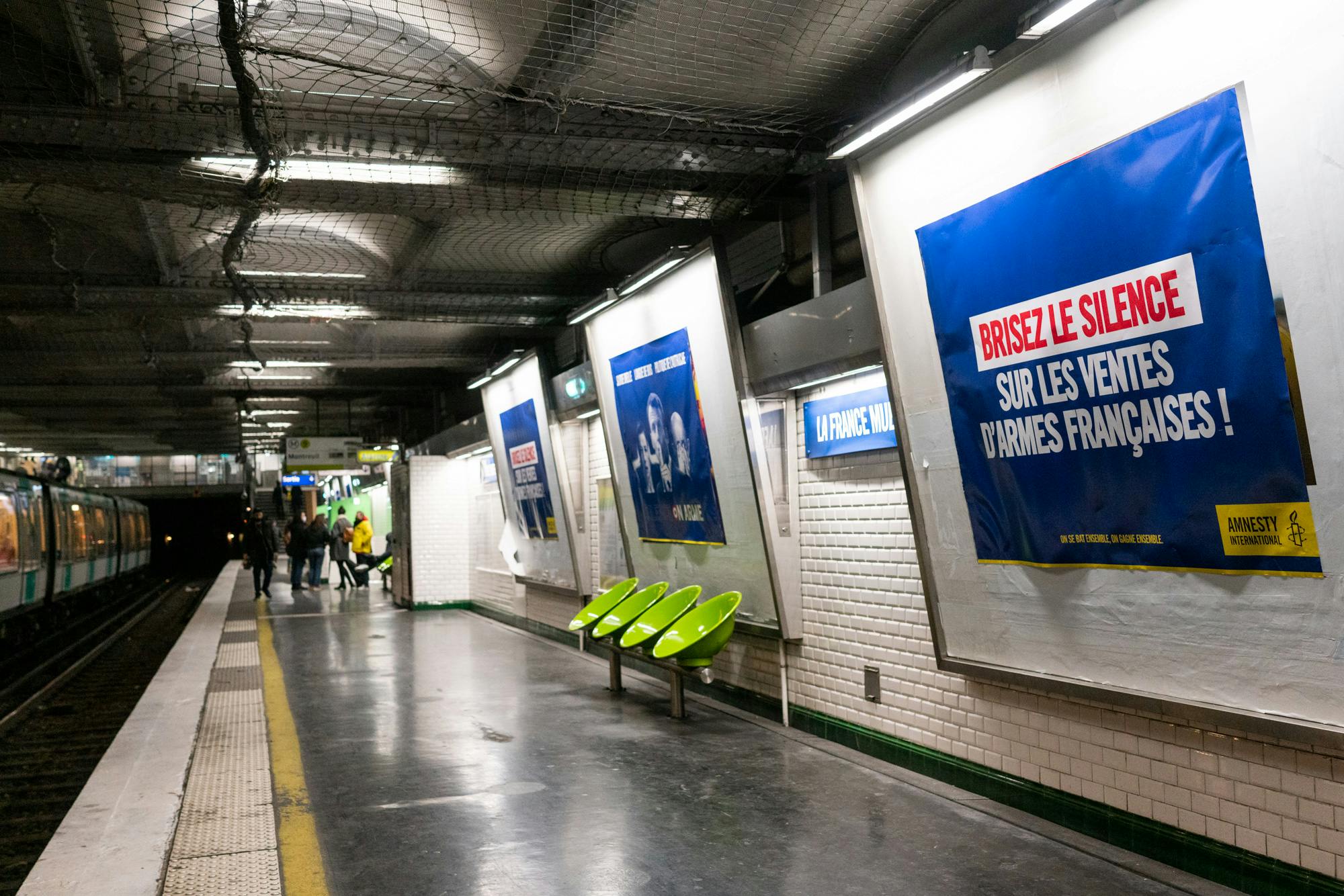 Action d'Amnesty International France à la station La Muette, ligne 9, pour dénoncer l'omerta qui règne autour des ventes d'armes françaises