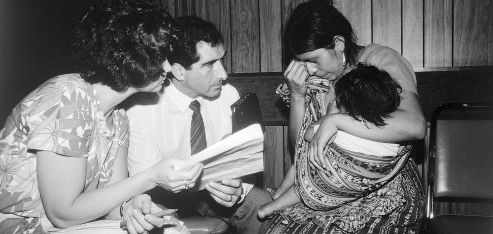 Nigel Rodley interrogeant une femme dont le mari a "disparu" au Guatemala - avril 1985 