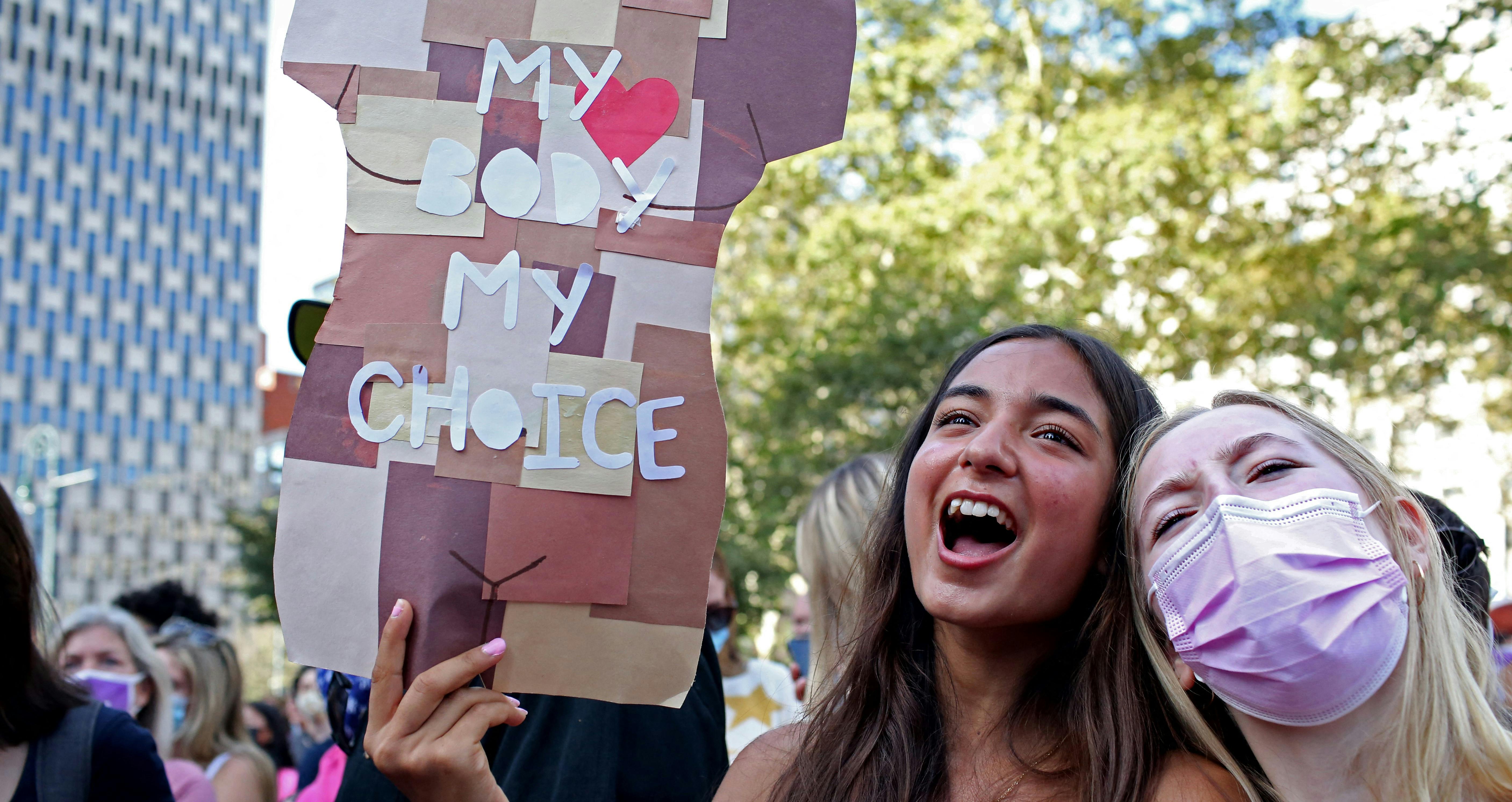 Des femmes marchent pour protester contre la loi anti-avortement au Texas. New York, le 2 octobre 2021(Photo by Yana Paskova / GETTY IMAGES NORTH AMERICA / Getty Images via AFP)