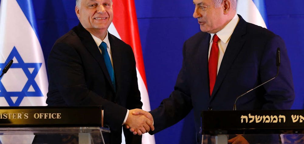 Le Premier ministre hongrois Viktor Orbán et le Premier ministre israélien Benjamin Netanyahou se serrent la main lors d'une conférence de presse après leur rencontre à Jérusalem le 19 février 2019