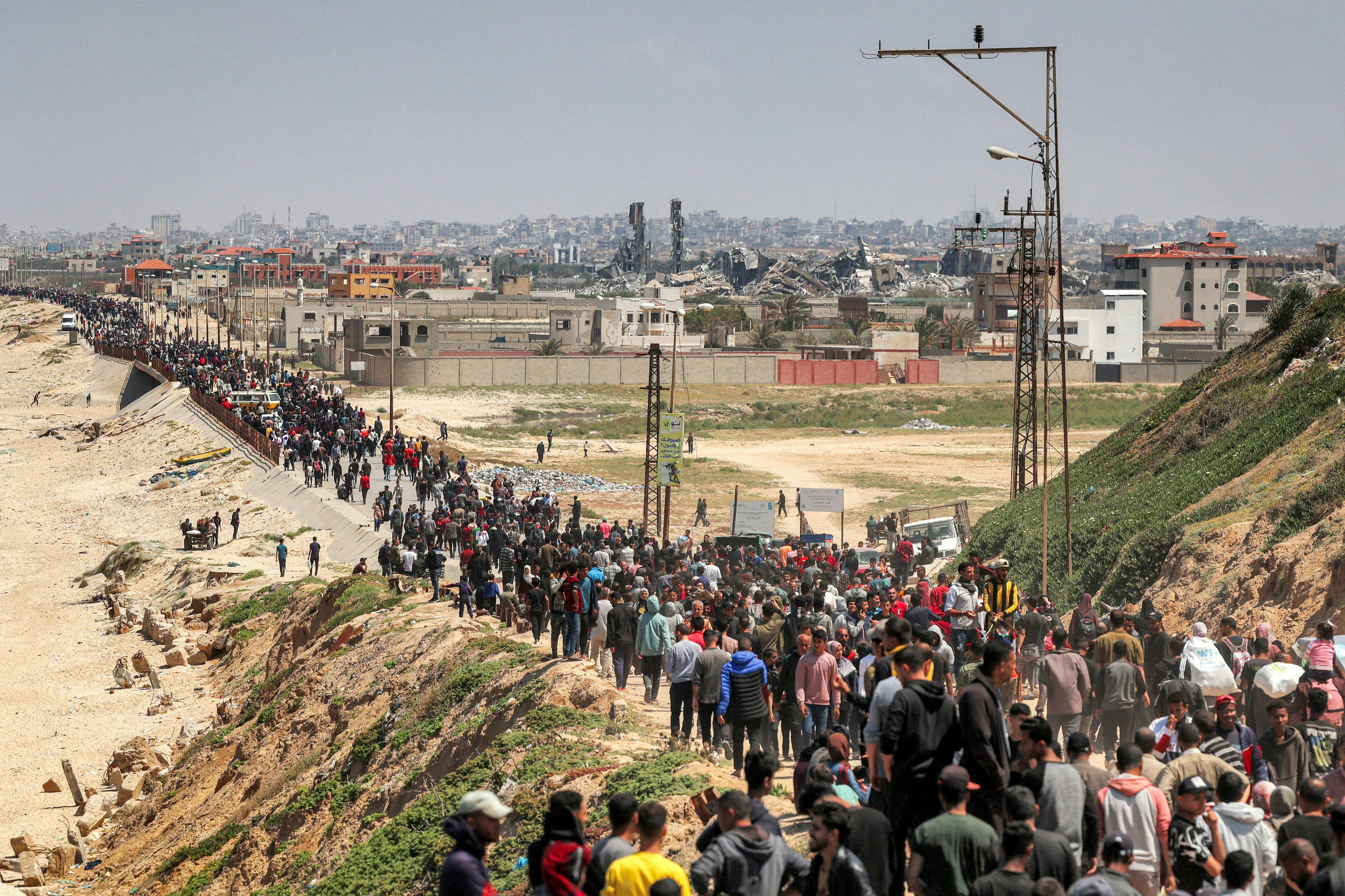 © Collection privée 

JABALIA, GAZA - 20 SEPTEMBRE : Les proches des personnes décédées pleurent près de leurs corps enveloppés après que les victimes d'une attaque israélienne sur la maison Faram aient été amenées à l'hôpital Al Awda à Jabalia, Gaza, le 20 septembre 2024.

 