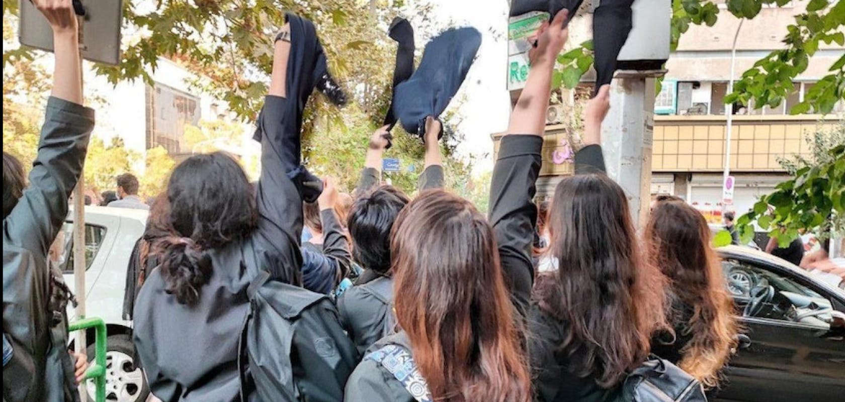 Z1wOz5bqstJ98eHa_Iran_femmes_adam.png?auto=format%2Ccompress&rect=0%2C81%2C1918%2C913&w=1680&h=800