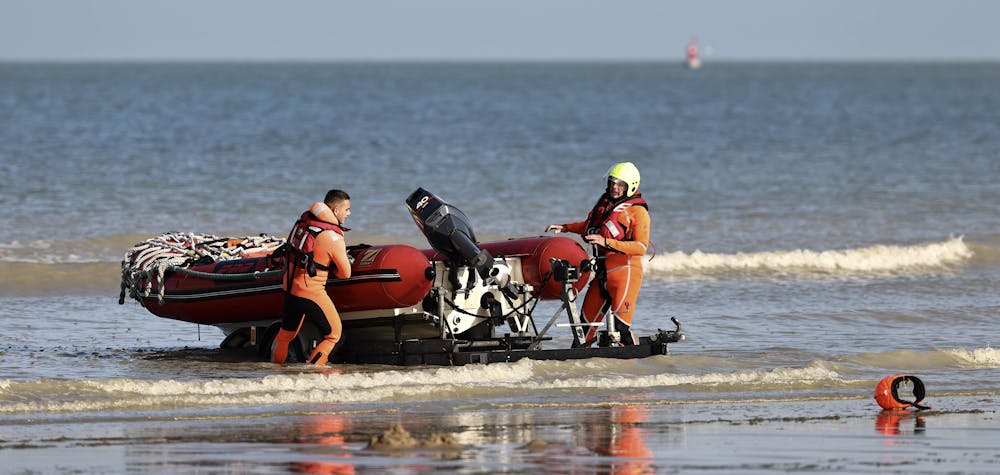 Des sauveteurs rentrent d'une opération de sauvetage dans la Manche, à Calais, 23 octobre 2024