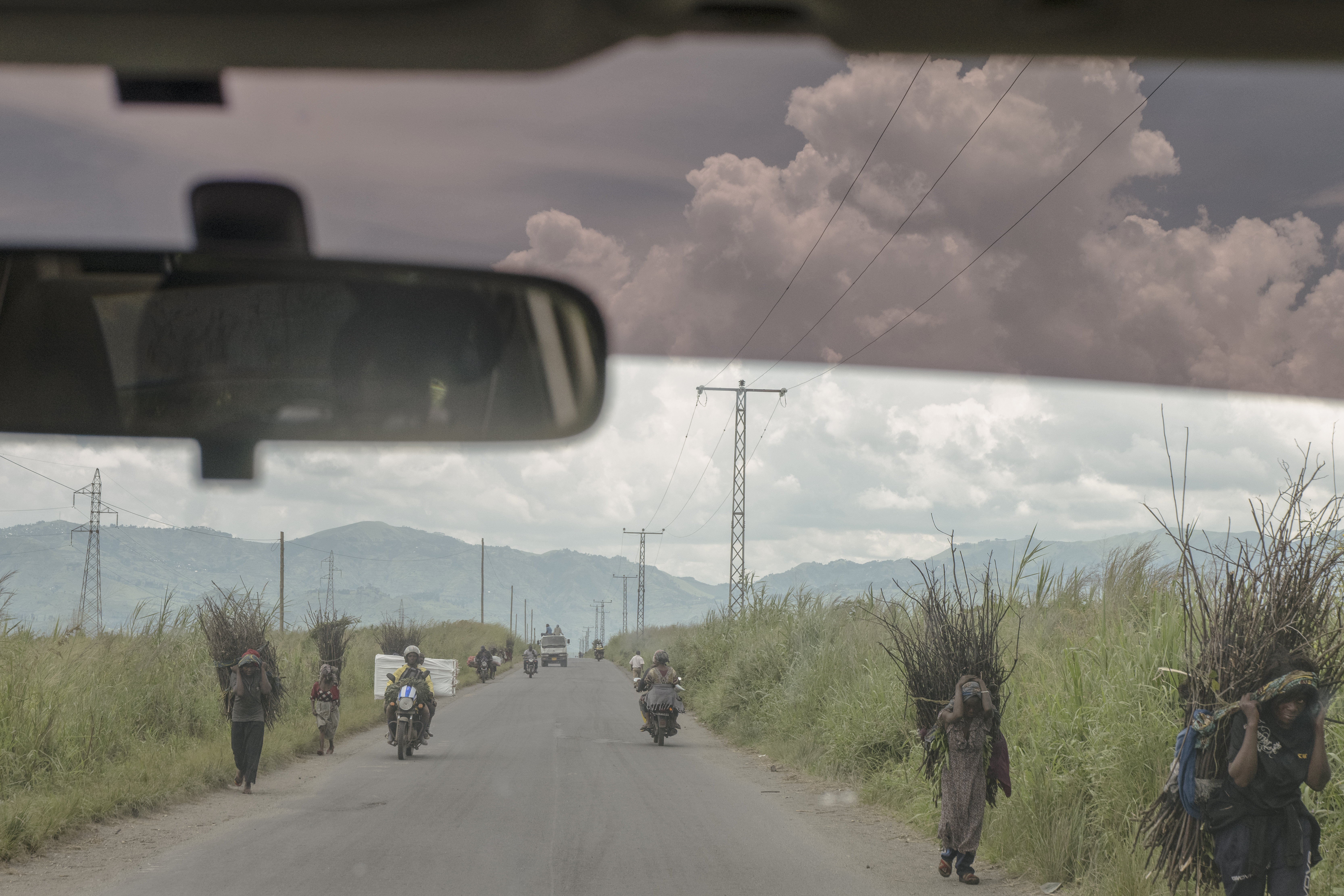 Avril 2023, des déplacés du camp de Sake ayant fui l'avancée du M23 font des km pour ramasser du bois.