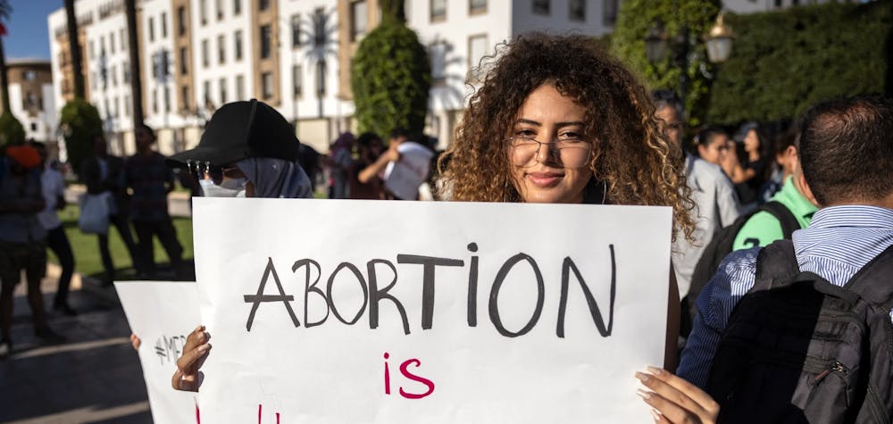 Maroc - Rabat - 28/03/2022 : des militants marocains manifestent après la mort d'une jeune fille de 14 ans à la suite d'un avortement clandestin à Rabat, la capitale.
© FADEL SENNA / AFP