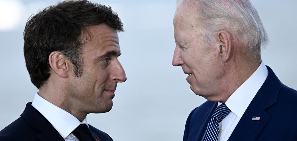 JAPON- HIROSHIMA - 20/05/2023 : le président français Emmanuel Macron (G) s'entretient avec le président américain Joe Biden après une photo de famille des dirigeants du G7 et des pays invités lors du sommet des dirigeants du G7.
© Brendan SMIALOWSKI / POOL / AFP