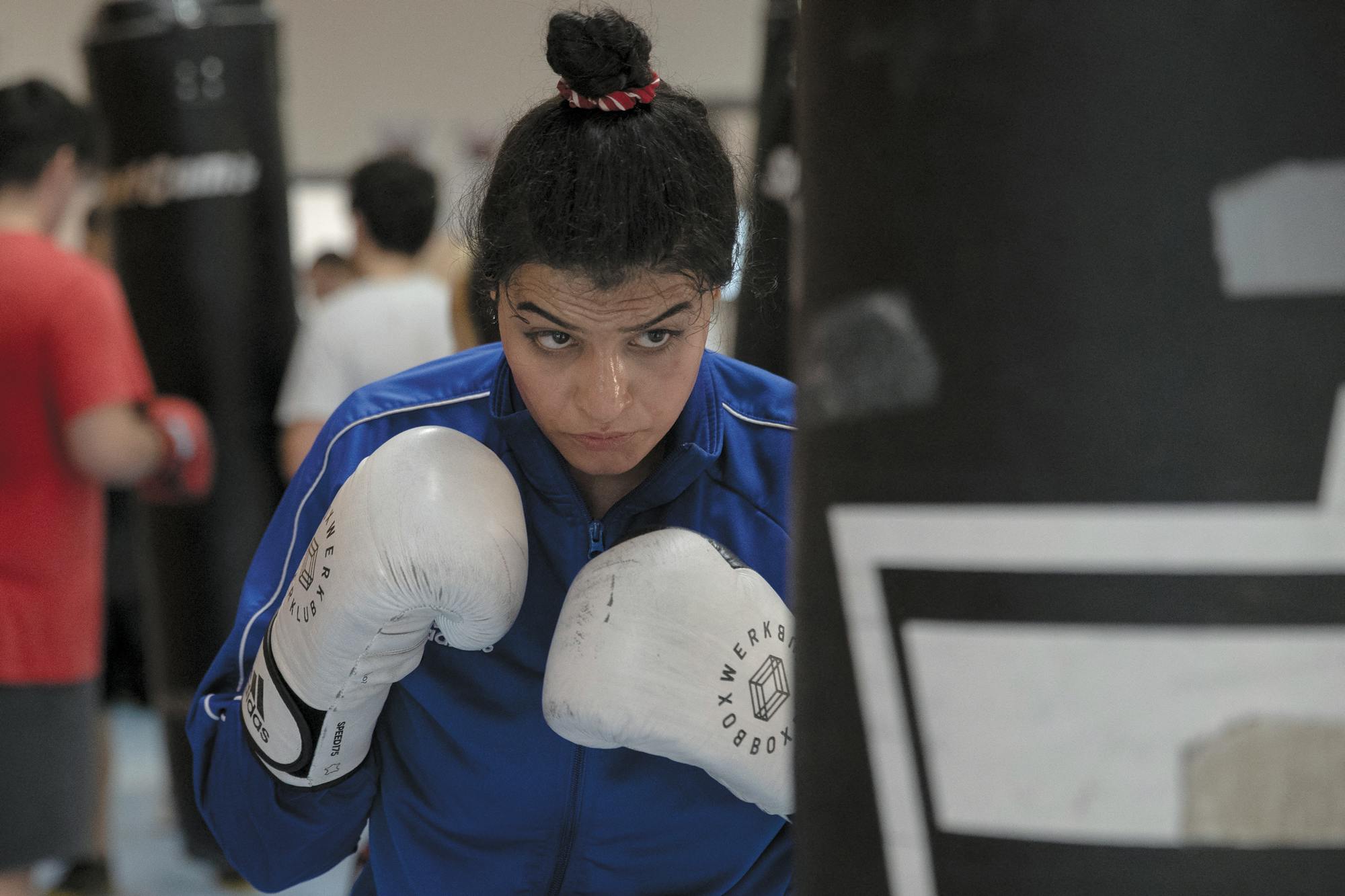 Royan, 3 octobre 2022. Finie la boxe en cachette en Iran ! C’est en France que Sadaf Khadem a pu monter sur le ring librement. Elle y vit exilée depuis quatre ans.  © ROMAIN PERROCHEAU/AFP