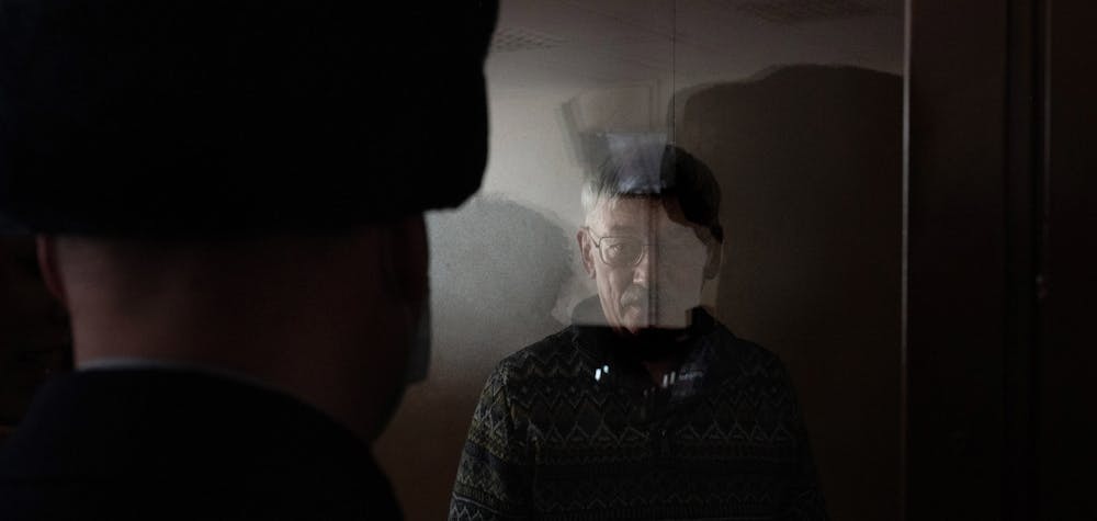 Oleg Orlov au tribunal après avoir été reconnu « coupable » dans l'affaire de « discrédit de l'armée russe », 27 février 2024. Moscou, Russie. © Photographe russe anonyme