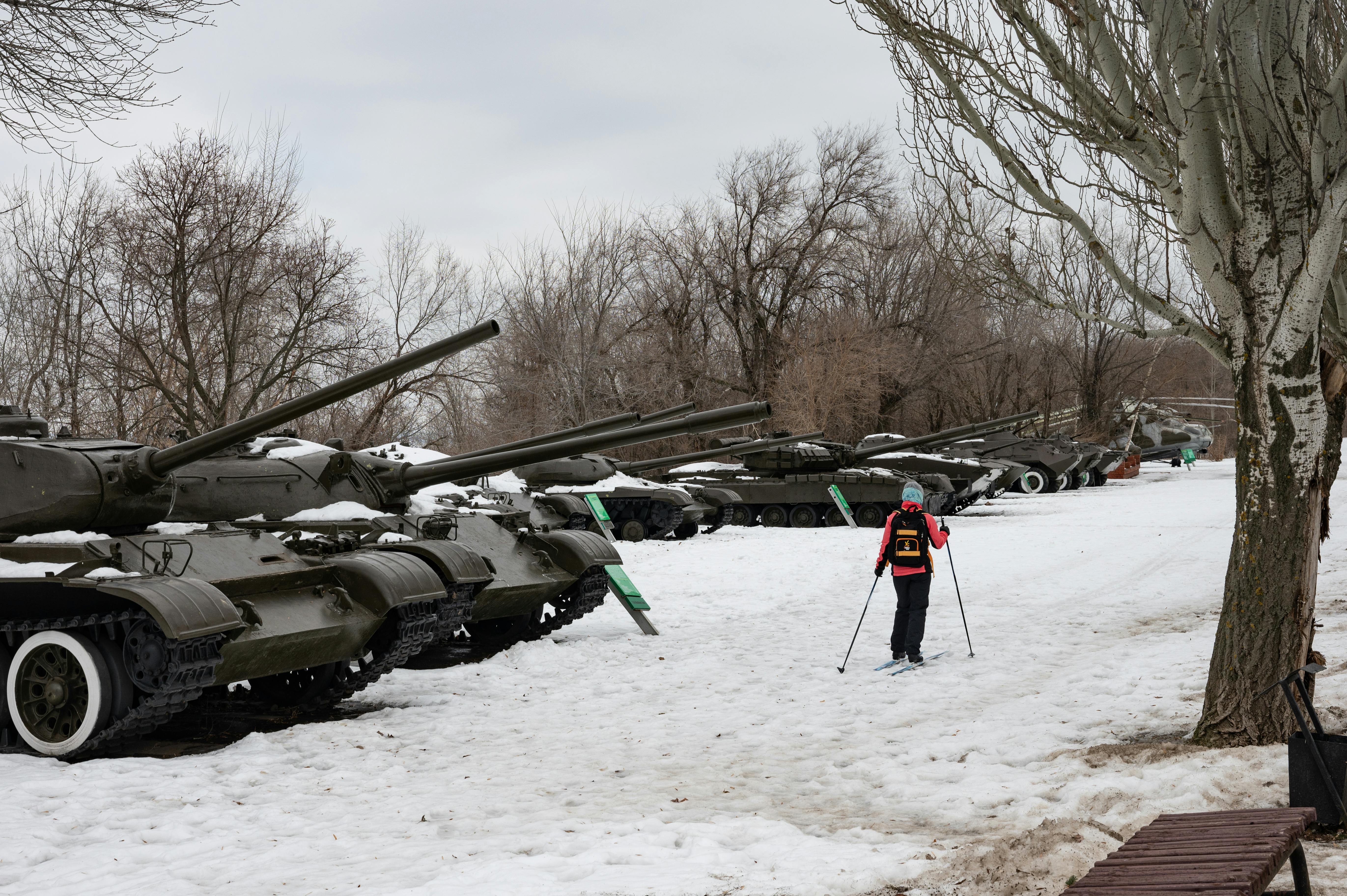 Une femme skie parmi les chars dans le parc de la Victoire. Saratov, Fédération de Russie. Février 2023. © RUSSIAN ANONYMOUS PHOTOGRAPHERS. RUSSIA 2022 - 2024