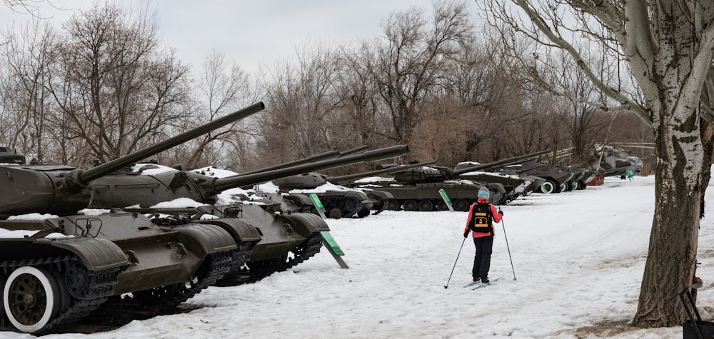 Une femme skie parmi les chars dans le parc de la Victoire. Saratov, Fédération de Russie. Février 2023. © RUSSIAN ANONYMOUS PHOTOGRAPHERS. RUSSIA 2022 - 2024