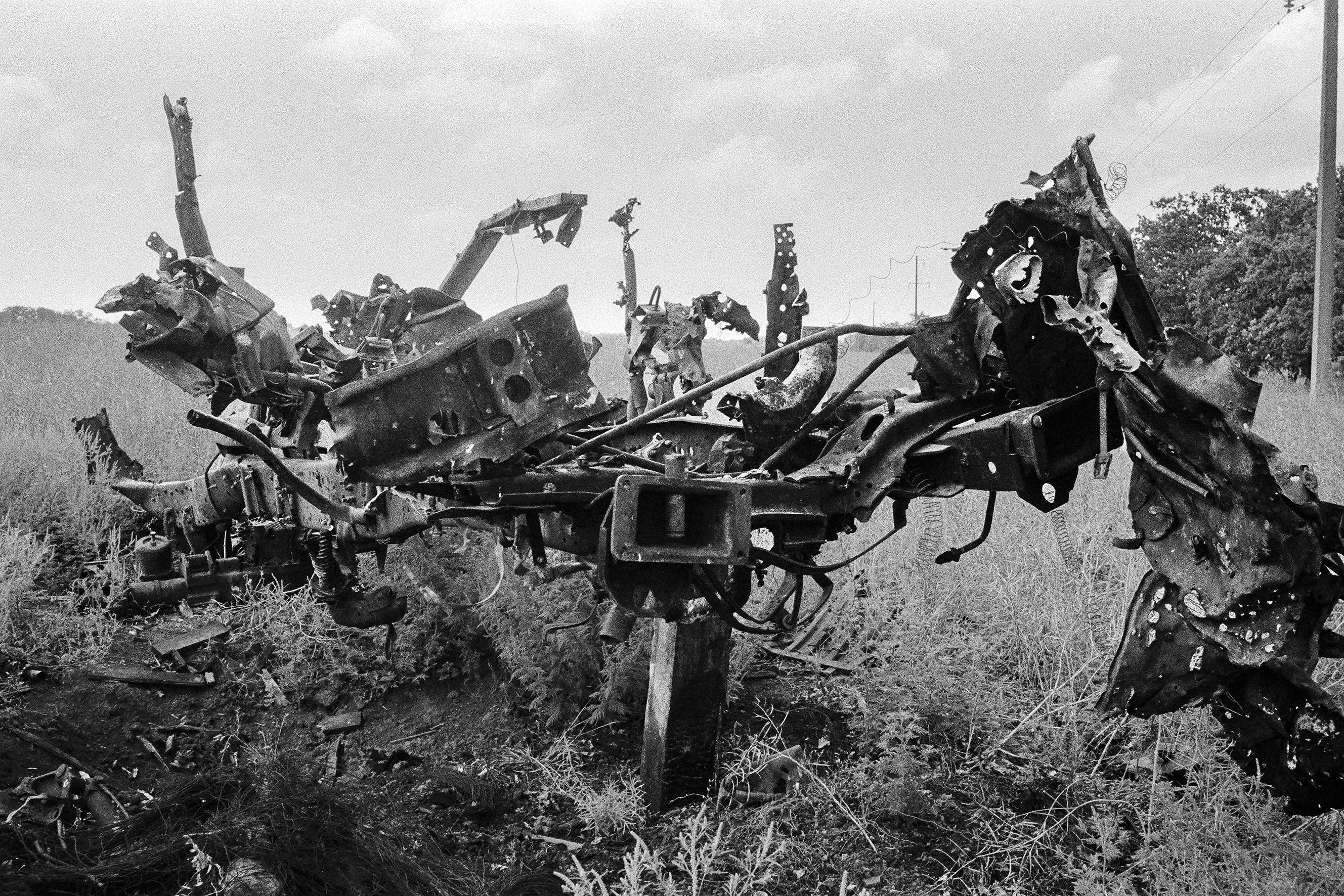 LA GUERRE EN UKRAINE (2014 — )

VICTORIA IVLEVA

 

« Ptérodactyle de guerre » - restes d’un transport militaire trouvés près de l’aérodrome de Kulbakine. Mykolaïv, Ukraine, 13 août 2022.