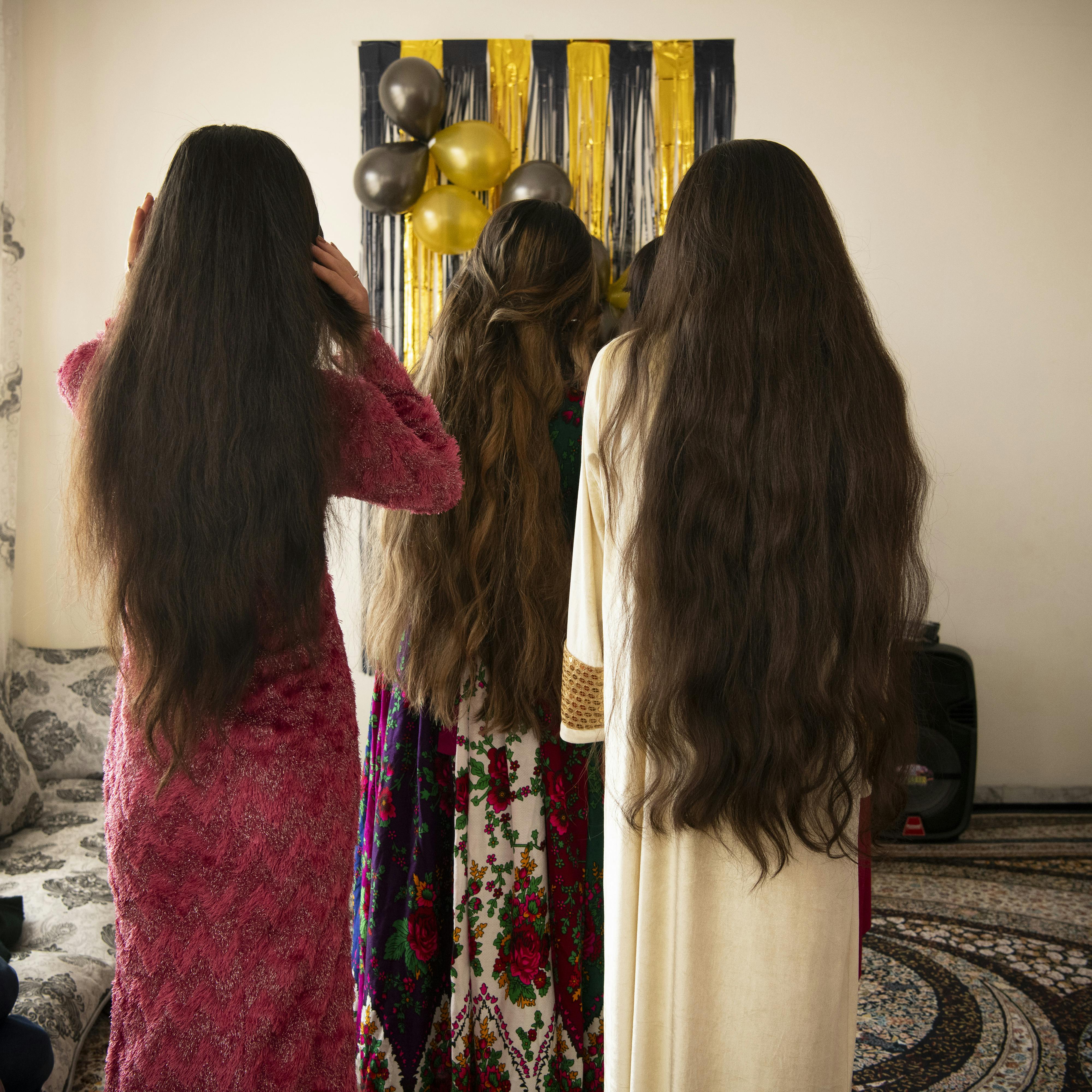 Kaboul, Afghanistan, 2 mars 2024. Un groupe d’adolescentes fêtent l’anniversaire de leur amie dans sa maison. 
La musique et la danse ont été interdites par les talibans, mais les femmes continuent de danser et de faire la fête dans l’intimité de leur maison.
 © Kiana Hayeri pour la Fondation Carmignac