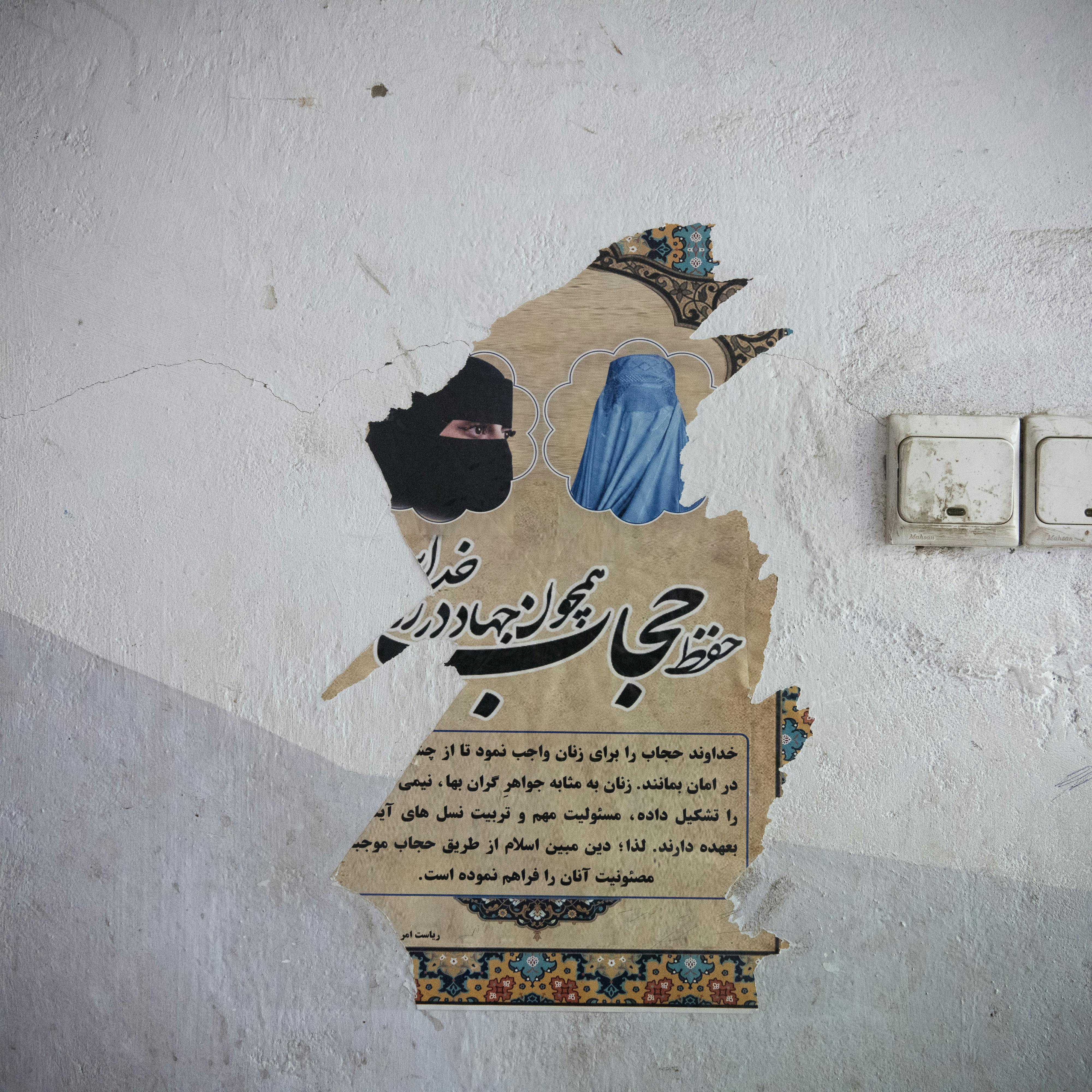 Faizabad, Badakcshan, Afghanistan 11 mai 2024. Une affiche déchirée montre comment les femmes sont censées se couvrir le visage : avec une burqa, ou chadari, qui couvre tout le visage, ou avec un niqab, qui ne laisse que les yeux découverts. © Kiana Hayeri pour la Fondation Carmignac