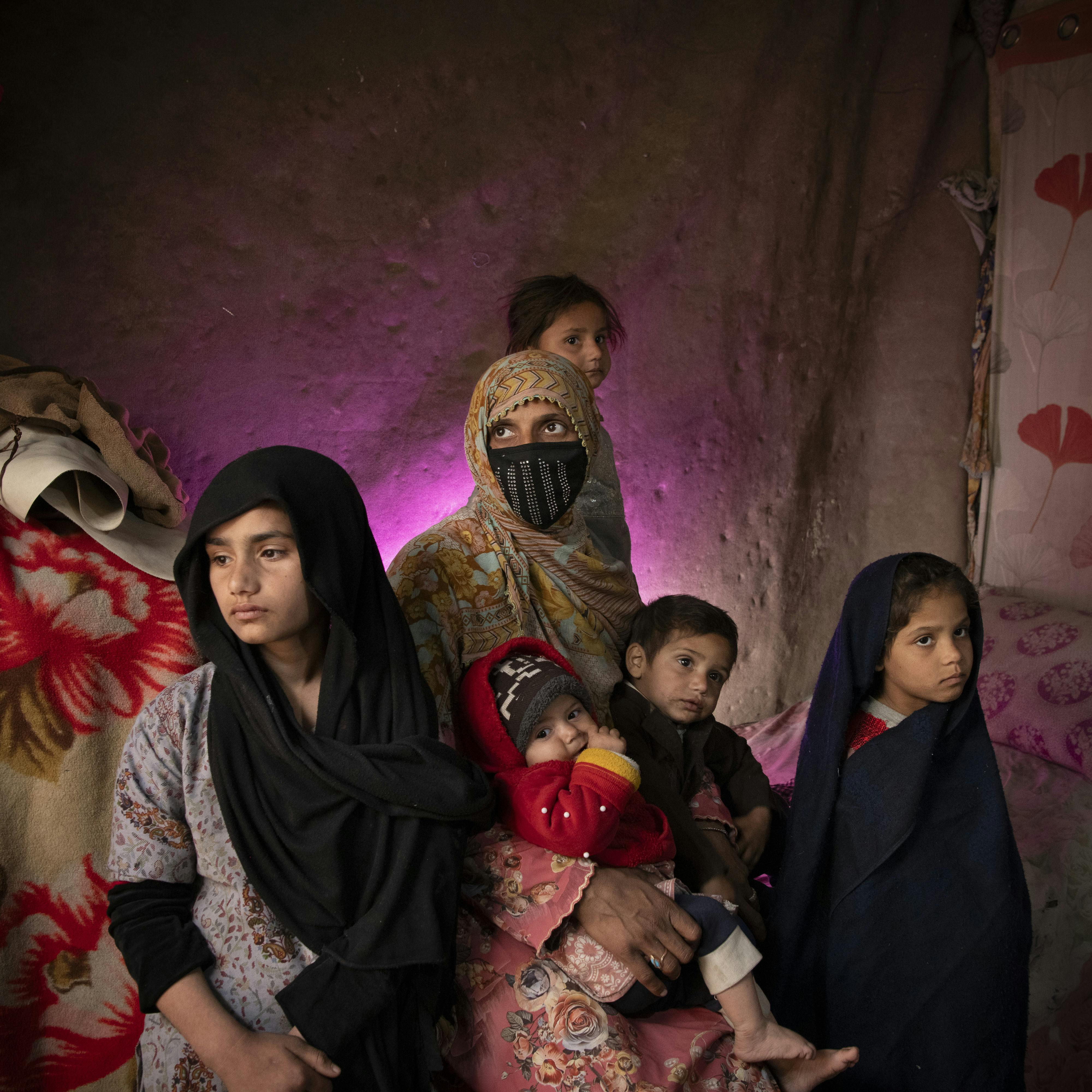 Jalalabad, Nangarhar, Afghanistan, 12 février 2024. Une famille, récemment expulsée du Pakistan, s’est temporairement installée dans un quartier de la banlieue de Jalalabad, dans l’est de l’Afghanistan. © Kiana Hayeri pour la Fondation Carmignac