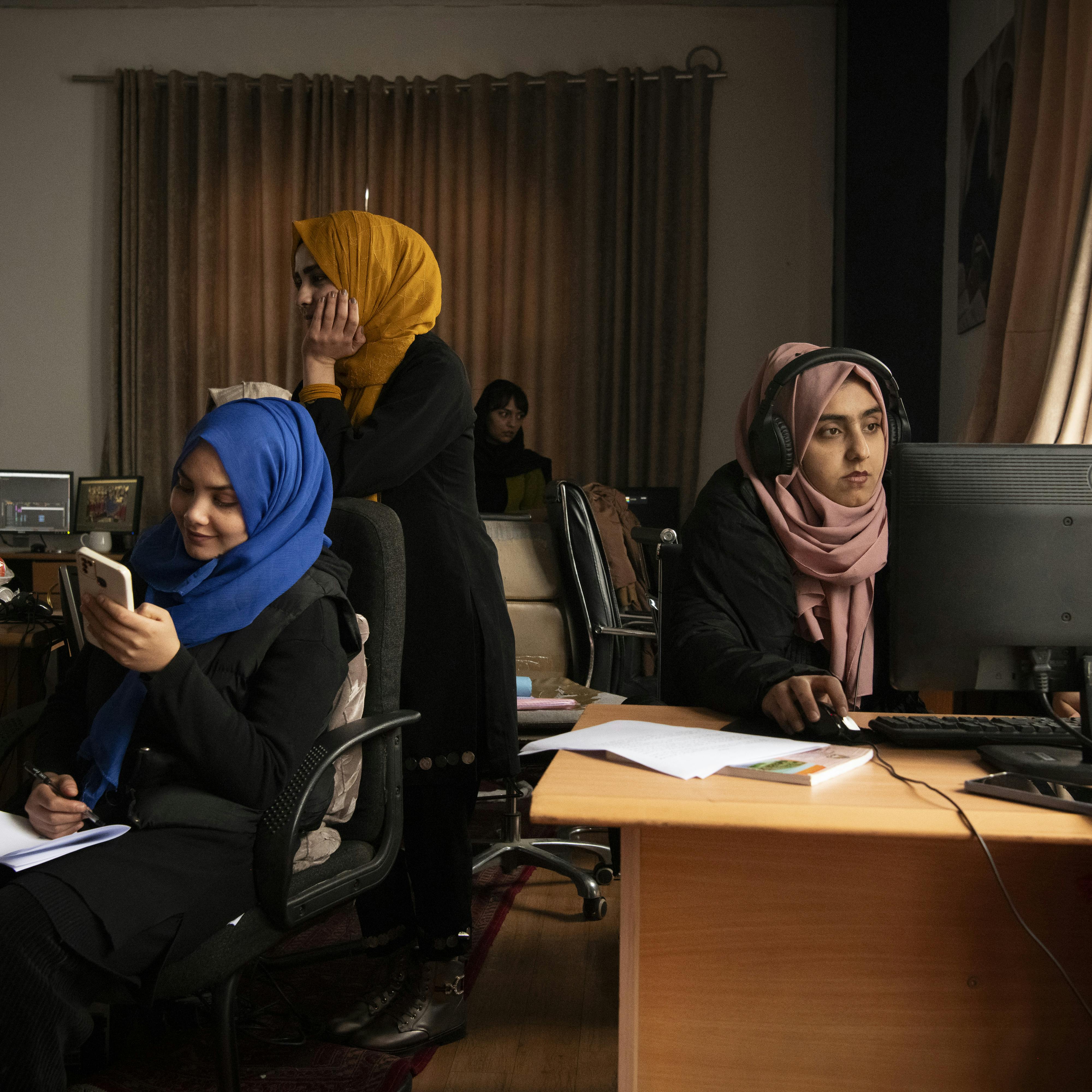 Kaboul, Afghanistan, 29 février 2024. Des journalistes féminines travaillent dans le bureau d’un média axé sur les femmes. 
Depuis l’arrivée au pouvoir des talibans en août 2021, le paysage médiatique afghan a été décimé. © Kiana Hayeri pour la Fondation Carmignac