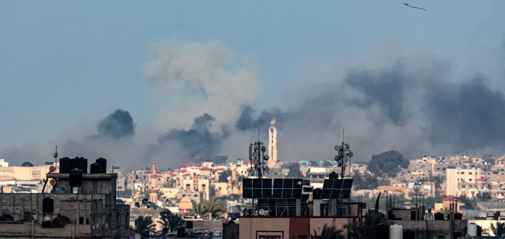 Rafah - 14 février 2024 : cette photo montre de la fumée s'élevant au-dessus de Khan Younis au loin après un bombardement israélien sur le sud de la bande de Gaza le 14 février 2024, dans le cadre du conflit actuel entre Israël et le groupe militant palestinien du Hamas.