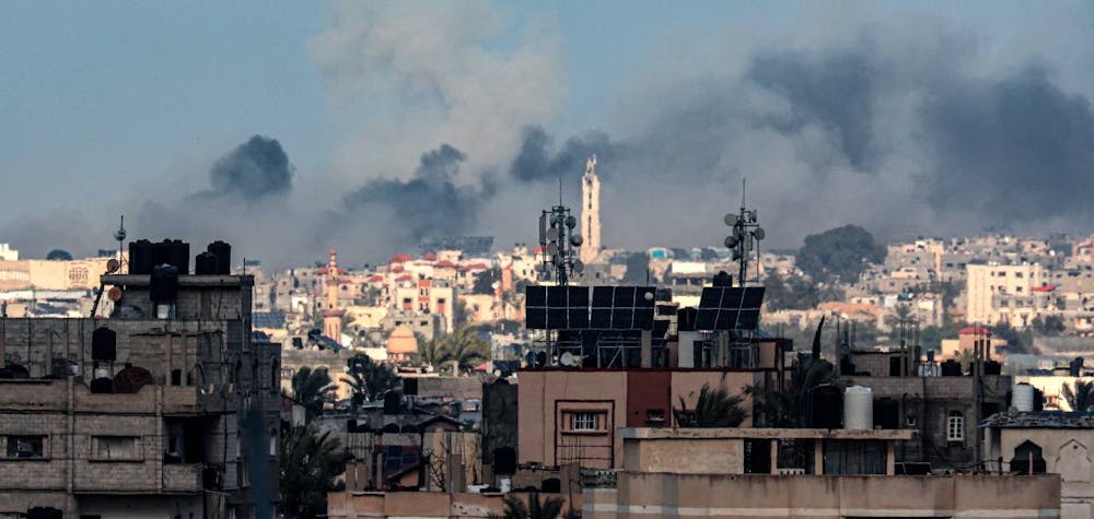 Rafah - 14 février 2024 : cette photo montre de la fumée s'élevant au-dessus de Khan Younis au loin après un bombardement israélien sur le sud de la bande de Gaza le 14 février 2024, dans le cadre du conflit actuel entre Israël et le groupe militant palestinien du Hamas.