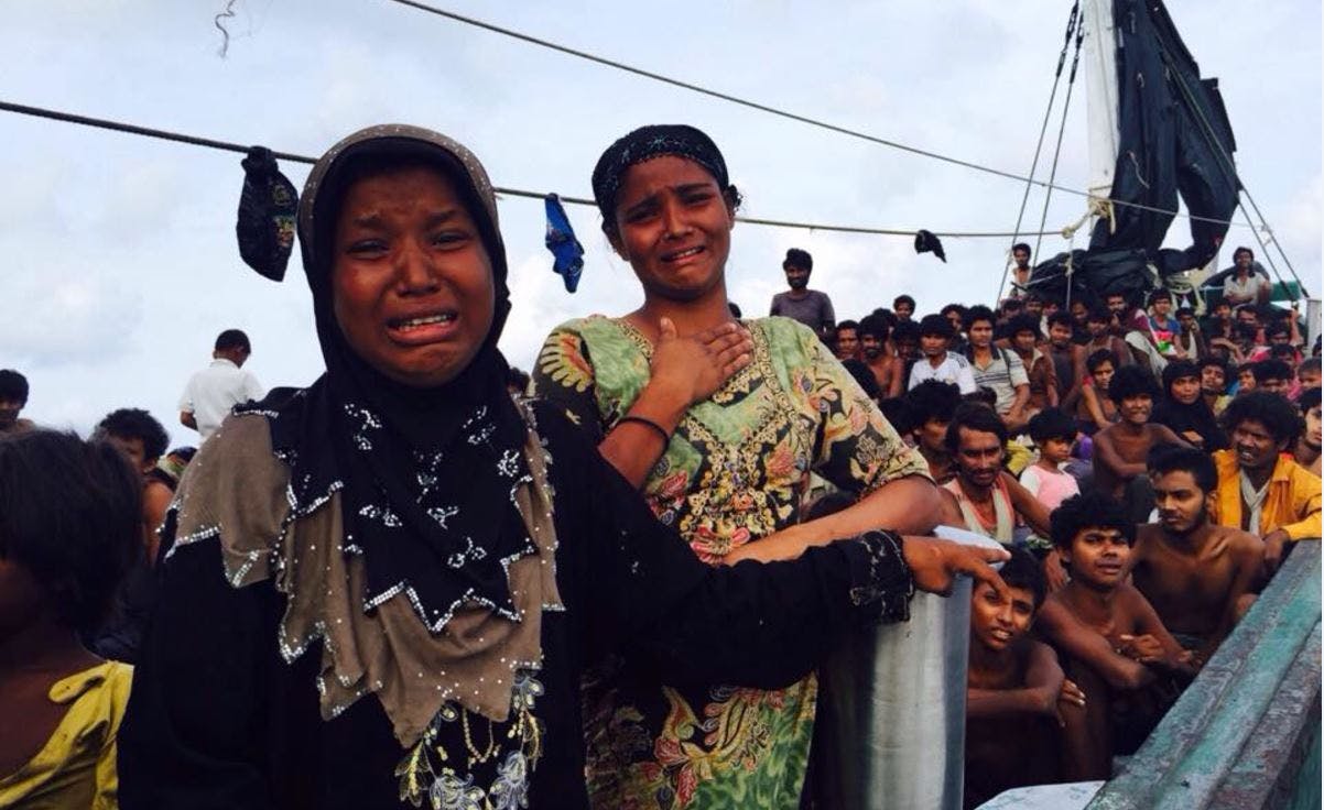 Un bateau surchargé avec 350 personnes, dont des enfants, en provenance du Myanmar ou du Bangladesh... errait entre les côtes de Thaïlande et de Malaisie depuis plus de deux mois. Les passagers manquaient d'eau et  de nourriture.