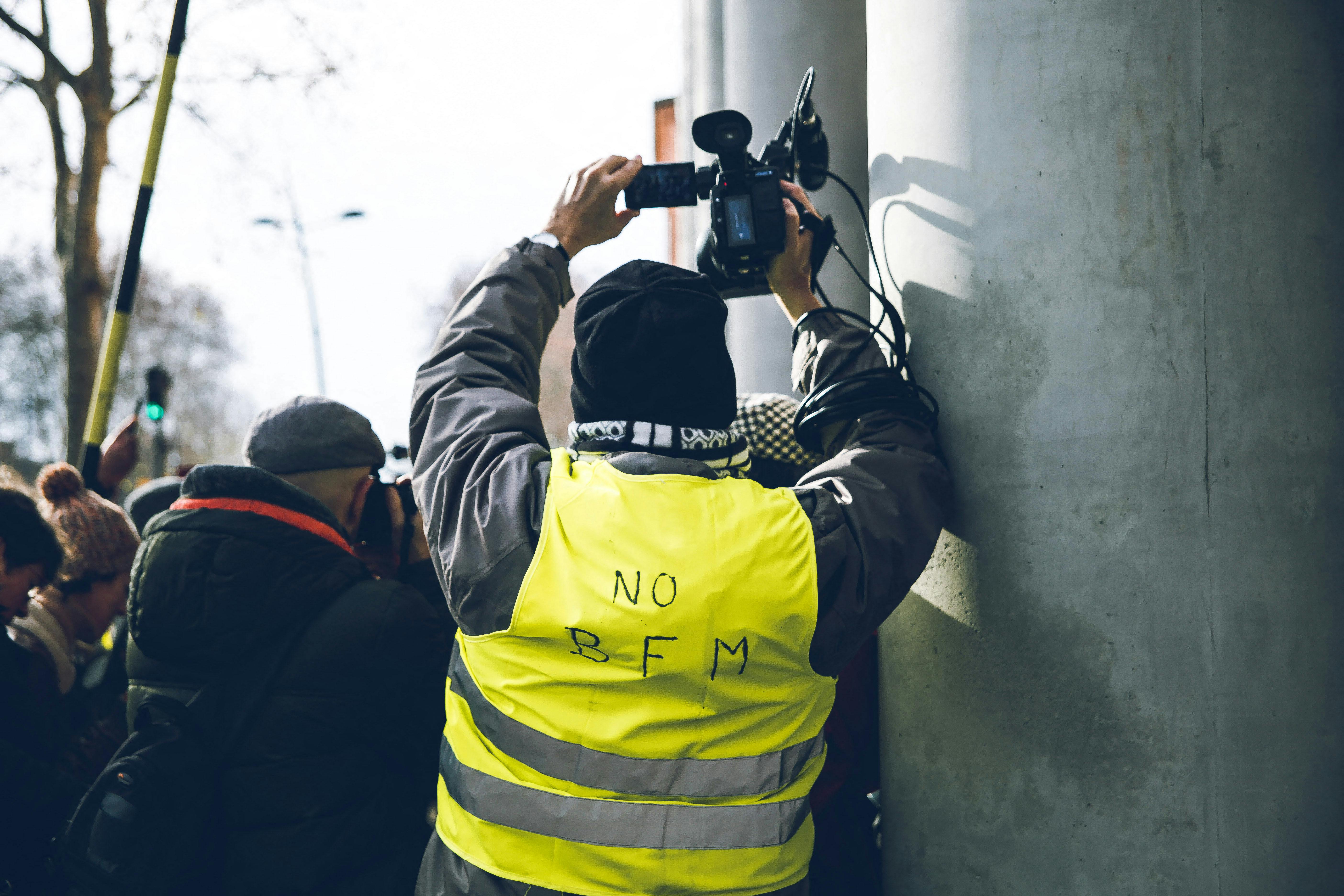 Gilets Jaunes à Toulouse filmant la manifestation © Valentin Belleville/Hans Lucas/AFP