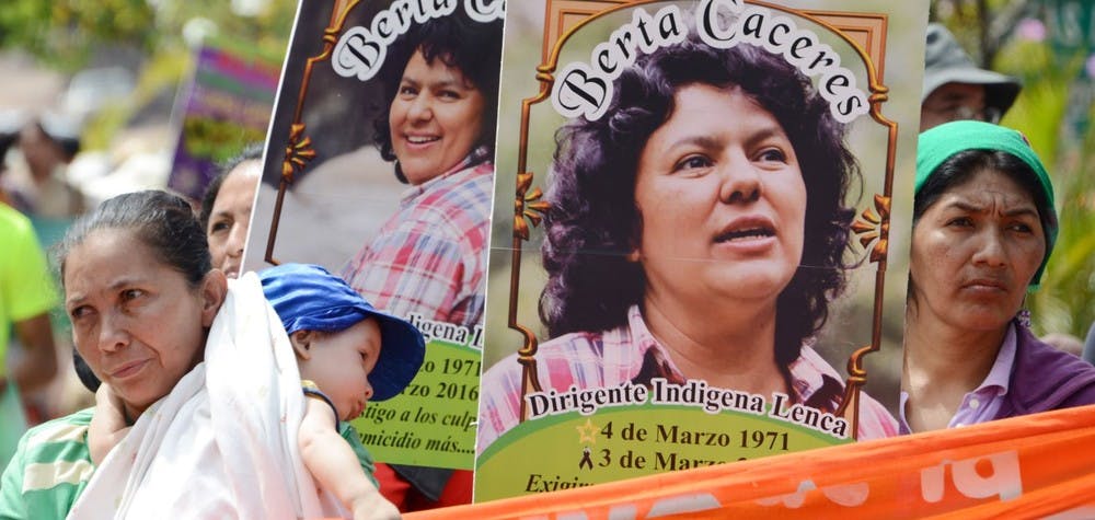 Portrait de Berta Caceres défenseure de l'environnement assassinée - manifestation à Tegucigalpa 08/32016  