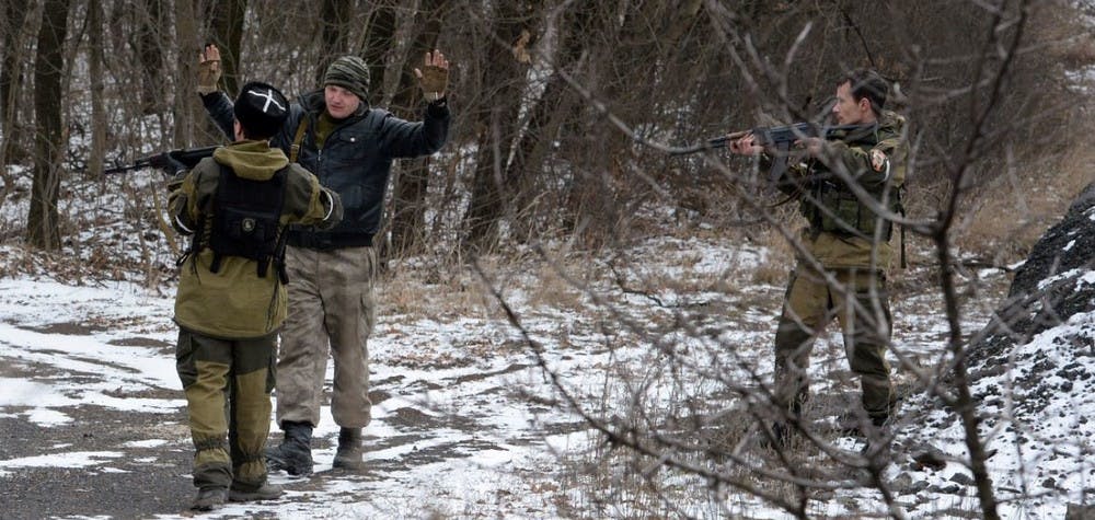 Deux séparatistes arrêtent un homme dans l'est de l'Ukraine en février 2015
