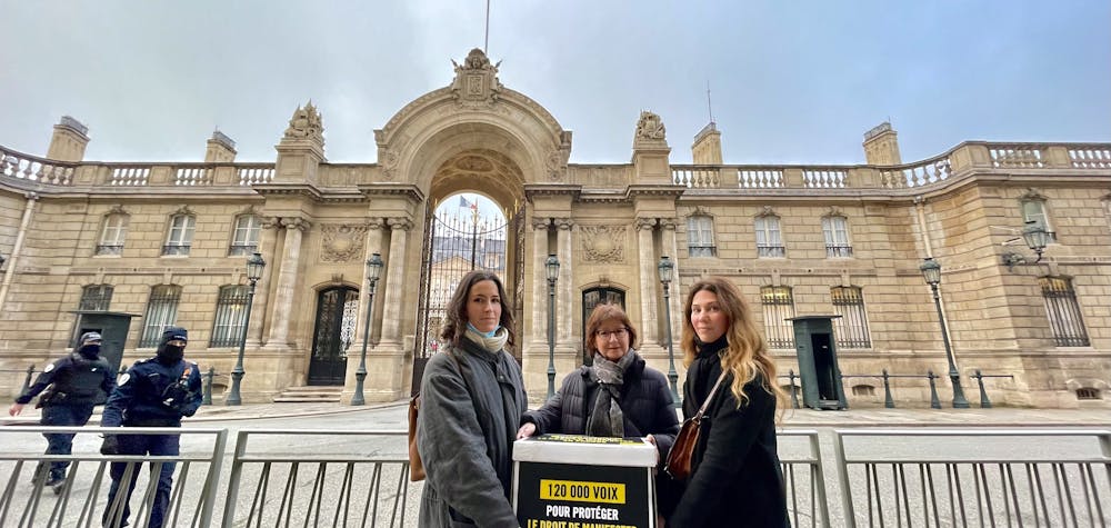 Cécile Coudriou la présidente d'Amnesty International France remet à l’Élysée une pétition demandant la protection du droit de manifester en France, le 7 décembre 2021 / © Amnesty International