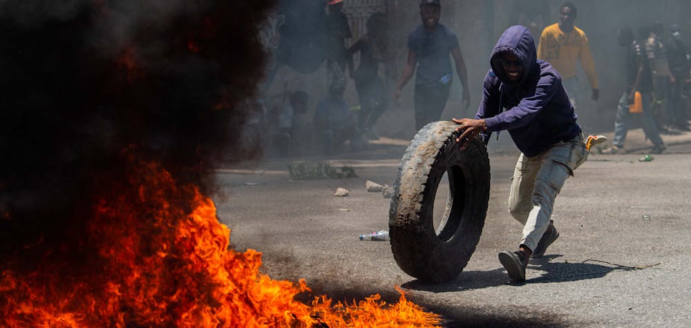 Des manifestants se dirigent vers la Villa d'Accueil pour réclamer davantage de sécurité au gouvernement, à Port-au-Prince, en Haïti, le 2 avril 2025.