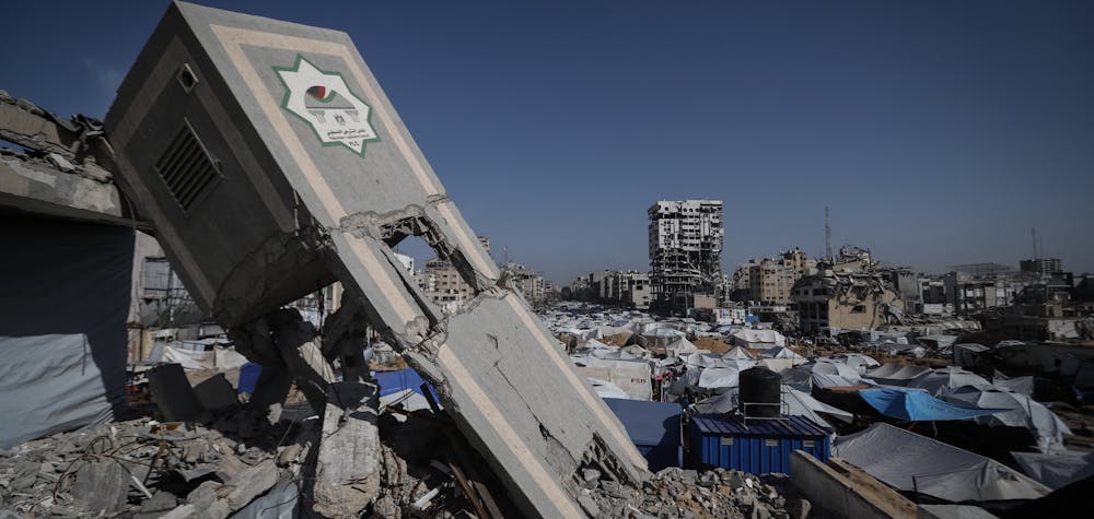 Des centaines de personnes déplacées survivent dans des tentes dans le centre de la ville de Gaza, le 17 avril 2025. © Khames Alrefi / Anadolu via AFP