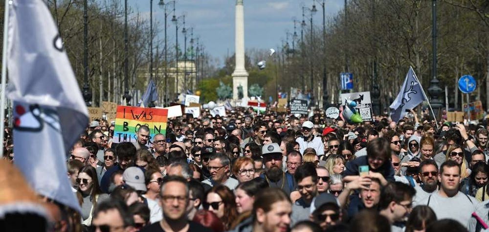 Hongrie, manifestations contre interdiction marches des fiertés