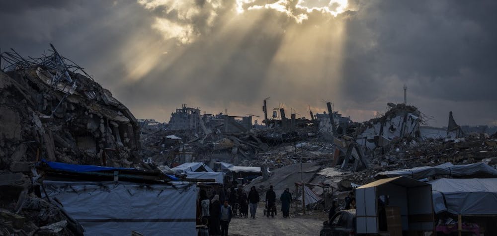 Les Palestiniens luttent pour survivre au quotidien parmi les décombres des bâtiments détruits par les attaques israéliennes, aggravées par des conditions météorologiques difficiles, le 23 février 2025, dans le camp de réfugiés de Jabalia, à Gaza.