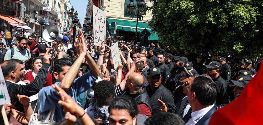 Intervention des forces de l'ordre  lors de la manifestation organisée à Tunis, le 1er mai 2025, contre le président tunisien Kais Saied et le recul des libertés et des droits humains dans le pays. Les manifestants  réclamaient également la libération de l'ancien juge Ahmed Souab et de plusieurs responsables de l'opposition. © Chedly Ben Ibrahim/NurPhoto via AFP
