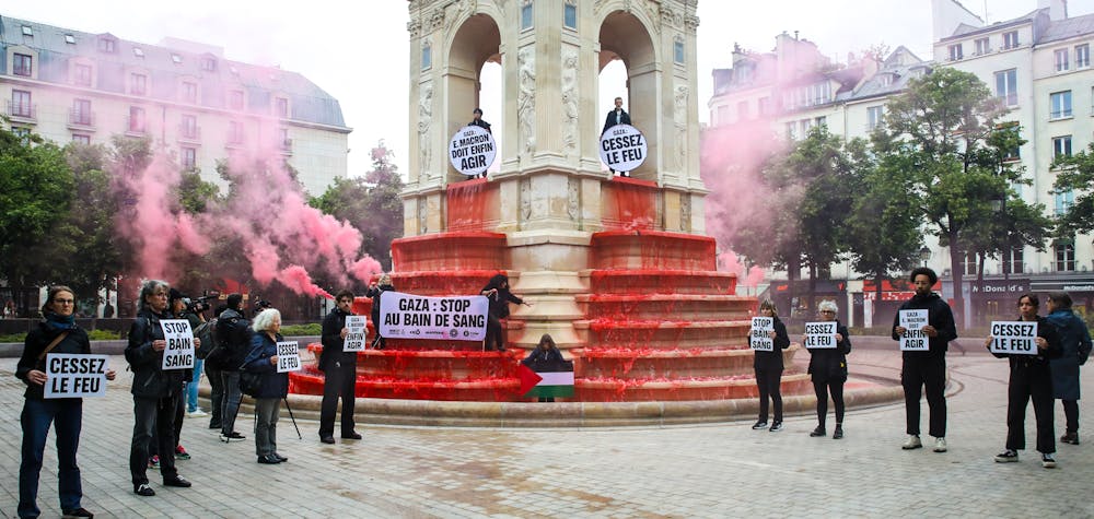 Action d'Amnesty International France, Greenpeace France, Oxfam France, Médecins du Monde et Ekō à la fontaine des Innocents à Paris le 28 mai 2025
