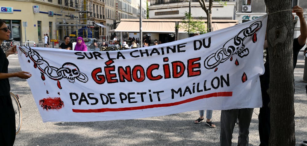 Des manifestants installent une banderole lors d’un rassemblement à Marseille, le 5 juin 2025, contre l’envoi de matériel militaire à destination d’Israël. Les dockers CGT du port de Marseille-Fos ont bloqué plusieurs conteneurs, refusant de participer à ce qu’ils qualifient de complicité dans les violences.
© Christophe SIMON / AFP
