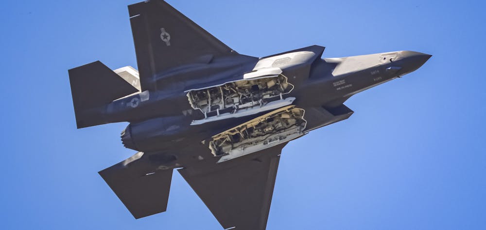 L'avion de chasse Lockheed Martin F-35 Lightning II de l'United States Air Force USAF lors d'une démonstration en vol au salon du Bourget 2023.