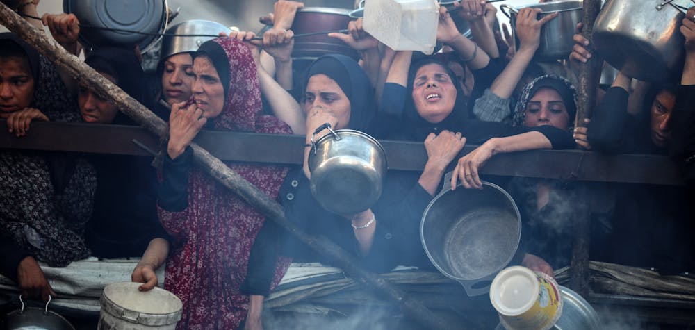 Des Palestiniens rassemblés à un point de distribution alimentaire à Gaza, le 20 juillet 2025. Selon le Programme alimentaire mondial, près d’un habitant sur trois ne mange pas pendant plusieurs jours d’affilée, et des milliers de personnes sont « au bord d’une famine catastrophique ».
© Majdi Fathi / NurPhoto via AFP