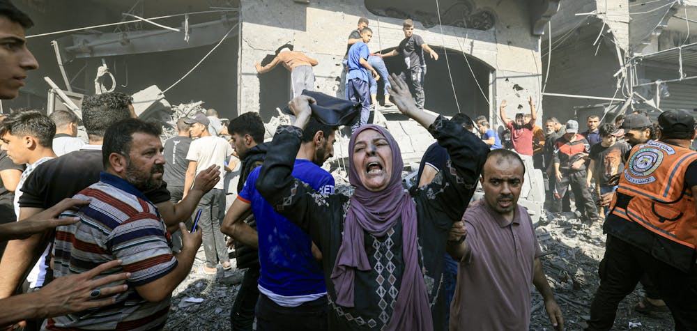 Une Palestinienne réagit après une frappe israélienne.