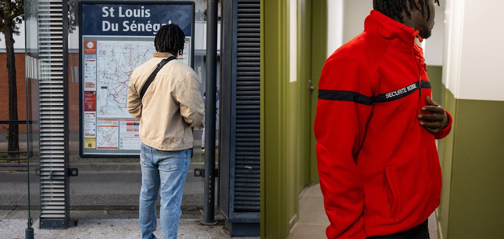 Jean-Louis dans sa tenue de travail en tant qu’agent d’exploitation dans des parkings, à Toulouse, le 23 octobre 2025. © Camille Millerand pour Amnesty International France