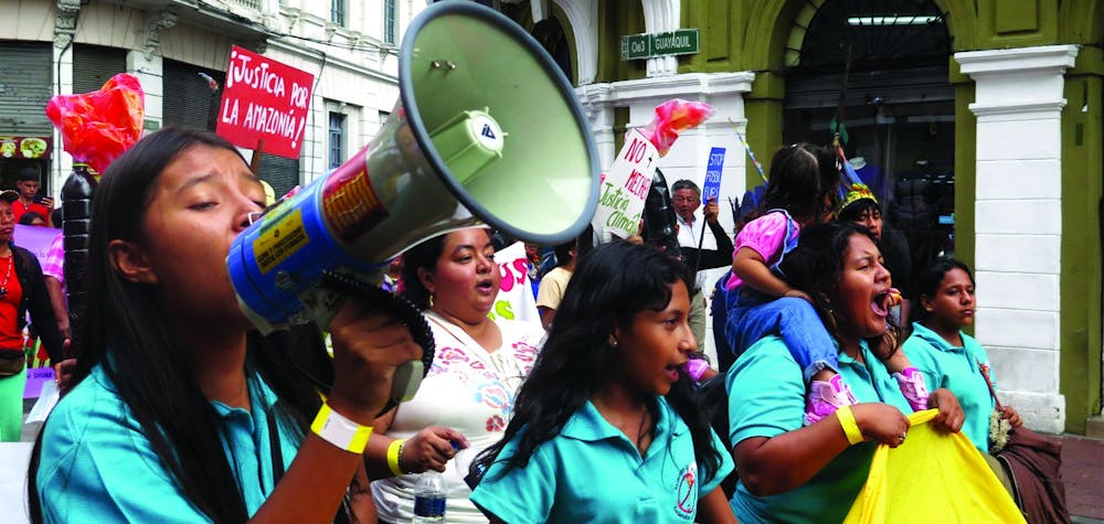 Un groupe de treize filles et adolescentes activistes amazoniennes appelé « Guerreras por la Amazonía ».